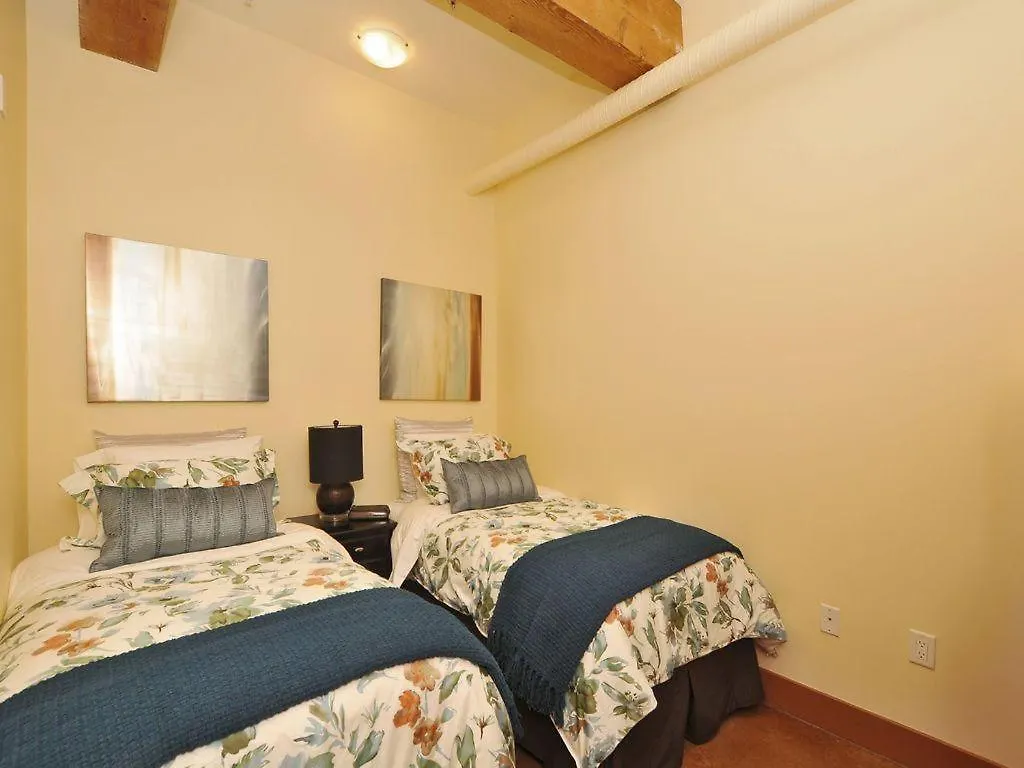 Gorgeous Luxury 2 Bedroom 2 Bath Condo In Old Town Victoria 0*,